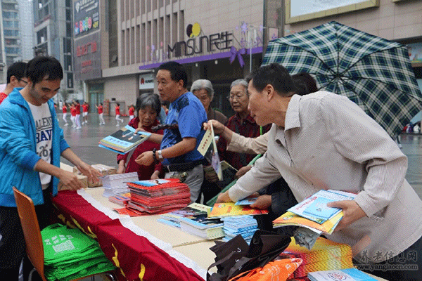 西瑪集團(tuán)參加“西安市二00六年春節(jié)向城鄉(xiāng)特困戶(hù)送溫暖、獻(xiàn)愛(ài)心聯(lián)合大行動(dòng)”活動(dòng)。